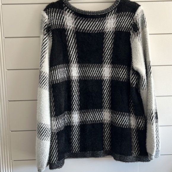 DG2 by Diane Gilman Black and Gray Crew Neck Sweater - Picture 4 of 5